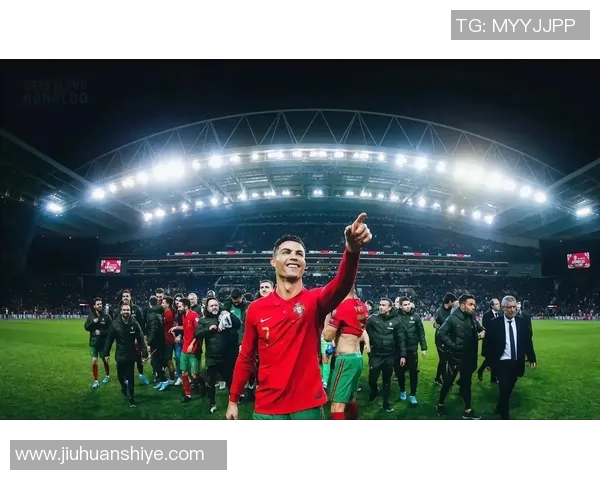 足球巨星C罗夜店狂欢尽显魅力与活力引发粉丝热议 足球巨星C罗夜店狂欢尽显魅力与活力引发粉丝热议