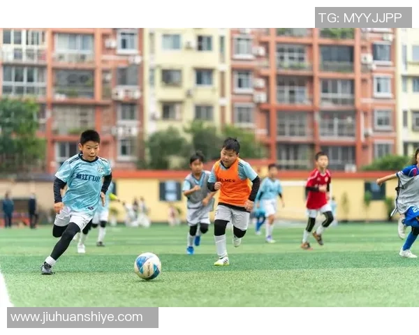 足球明星年少时的奋斗与梦想:从街头小球员到绿茵场上的传奇之路